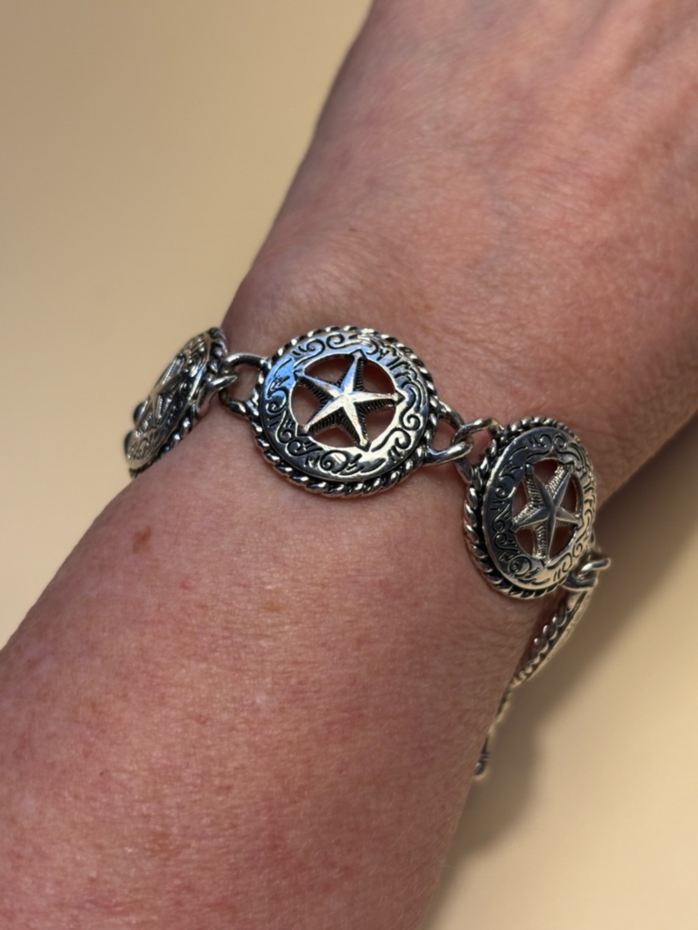 Silver Tone Western Star Medallion Link Toggle Bracelet 7.75”